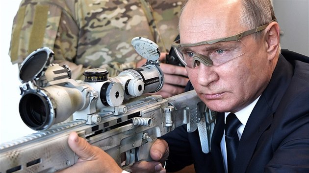 Ruský prezident Vladimir Putin se dívá do mířidla odstřelovací pušky na zbrojní... Ruský prezident Vladimir Putin se dívá do mířidla odstřelovací pušky na zbrojní...
