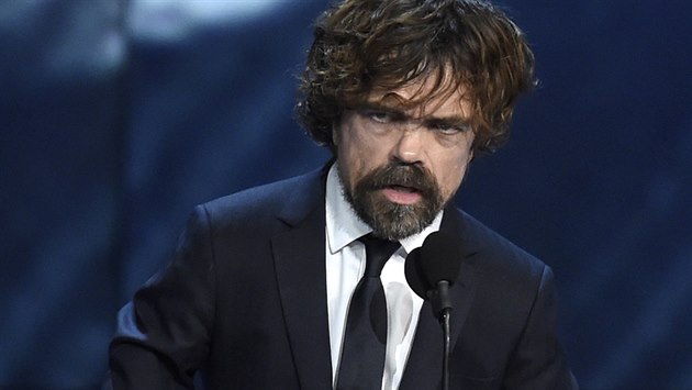 Peter Dinklage s cenou za vedlejší roli v seriálu Hra o trůny Peter Dinklage s cenou za vedlejší roli v seriálu Hra o trůny