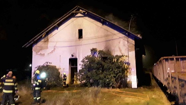Při požáru drážního domku se v Prostějově nadýchali kouře čtyři lidé, tři... Při požáru drážního domku se v Prostějově nadýchali kouře čtyři lidé, tři...