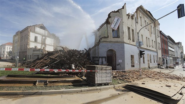 Dům u hlavního vlakového nádraží v Plzni, jehož přední část spadla minulý... Dům u hlavního vlakového nádraží v Plzni, jehož přední část spadla minulý...