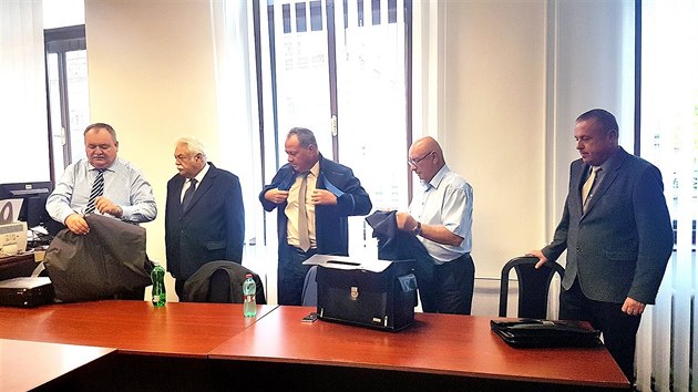 Chirurg Zbyšek Urban (vpravo) z Plzeňska podle obžaloby způsobil zdravotní... Chirurg Zbyšek Urban (vpravo) z Plzeňska podle obžaloby způsobil zdravotní...