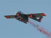 Letoun Bronco shazuje 200 tisíc kvítků vlčích máků. Letoun Bronco shazuje 200 tisíc kvítků vlčích máků.