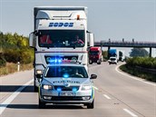 Policejní kontroly nejen kamionů na dálnici D11 u Hradce Králové (19.9.2018). Policejní kontroly nejen kamionů na dálnici D11 u Hradce Králové (19.9.2018).