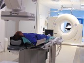 Nový přístroj Myiabi v Nemocnici Na Homolce. Spojuje angiolinku (vlevo) a CT... Nový přístroj Myiabi v Nemocnici Na Homolce. Spojuje angiolinku (vlevo) a CT...