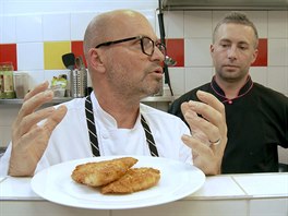 Zdeněk Pohlreich vysvětluje rozdíl mezi běžnou a panko strouhankou.