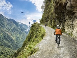 Nezpevnná cesta mezi La Pazem a Coroicem v bolivijské oblasti Yungas.