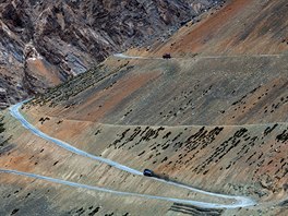Severoindická Manali - Leh Highway se prodírá pes hebeny Himálaje do centra...