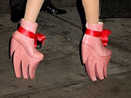 Boty s neobvykle rozdlenou platformou si Lady Gaga obula i na vystoupení v...