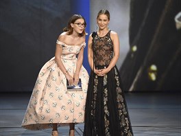 Zatímco Millie Bobby Brownová (vlevo) oblékla na Emmy Awards model...