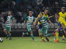 Jan Vodhnl z Bohemians pad po zkroku Ondeje Baa ze Zlna. Ale penaltu...