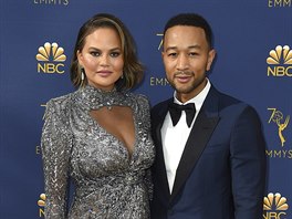 Chrissy Teigenová a John Legend na cenách Emmy (Los Angeles, 17. záí 2018)