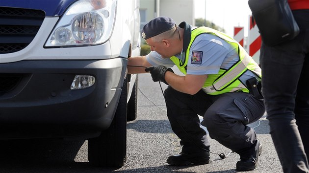 Bhem kontroln akce na Chebsku zamen na odhalovn nelegln migrace policist prohleli vozy pstrojem Heartbeat detektor (15. 9. 2018).