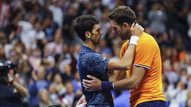 Juan Martn del Potro (vpravo) gratuluje Novaku Djokoviovi z triumfu na US Open.