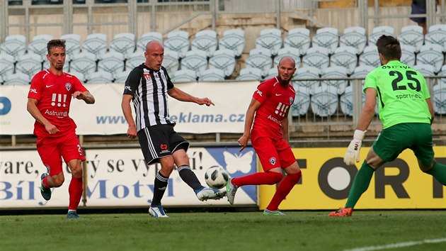 Momentka z druholigovho utkn mezi fotbalisty Vtkovic (v ervenm) a eskch Budjovic