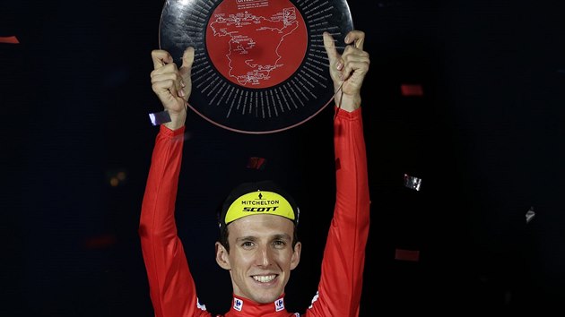 Britsk cyklista Simon Yates pzuje s trofej pro vtze Vuelty.