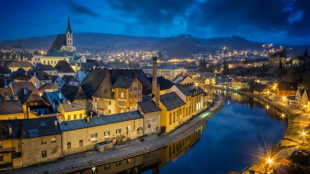 esk Krumlov za soumraku.