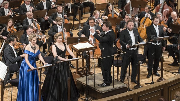 Dirigent Jakub Hra s eskou filharmoni a slisty provedl v Rudolfinu Dvokovo oratorium Svat Ludmila.