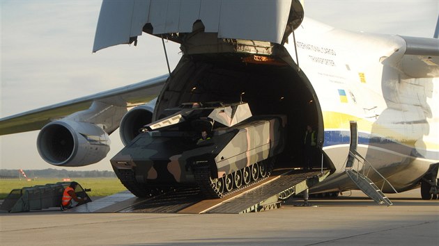 Vykldka obrnnce Lynx z transportnho letounu AN-124 Ruslan na letiti v Monov