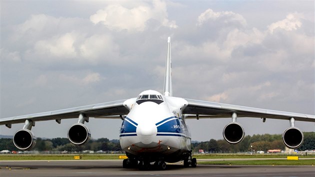 Nkladn letoun Antonov An-124 100 na Dnech NATO v Ostrav (20. z 2013)