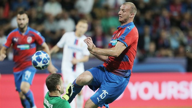Brank fotbalist CSKA Moskva Igor Akinfejev likviduje v duelu Ligy mistr anci Michaela Krmenka z Plzn.