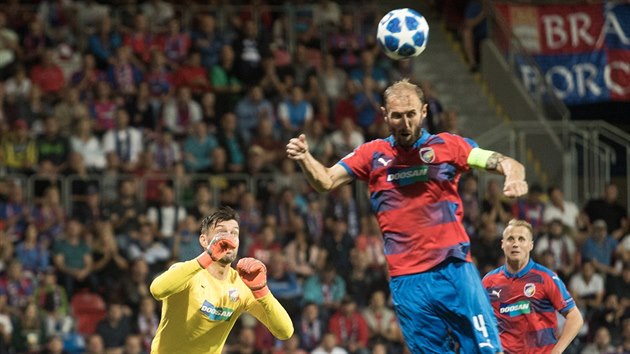 Plzesk kapitn Roman Hubnk hlavikuje ped Matem Kozikem v utkn fotbalov Ligy mistr proti CSKA Moskva.