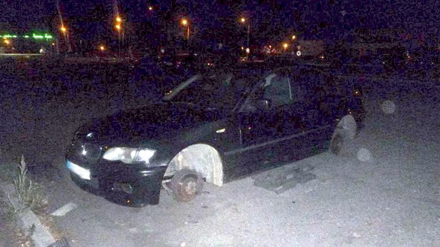 Dva mladci odmontovali dv kola z BMW zaparkovanho ped sportovn halou v eskch Budjovicch. Vc u nestihli, protoe si jich vimli strnci.