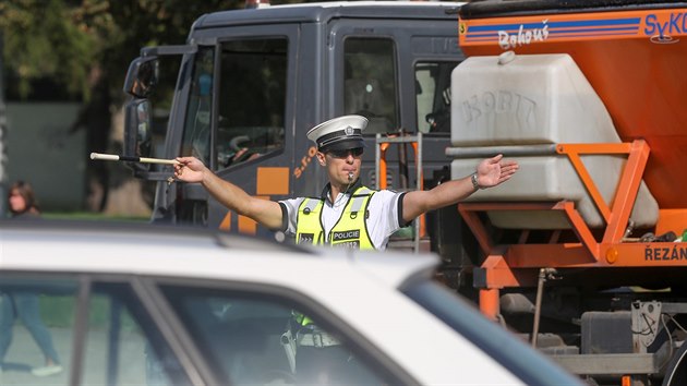 Dopravn policist dili pi souti dopravu u vstavit, na nejrunj kiovatce v eskch Budjovicch.