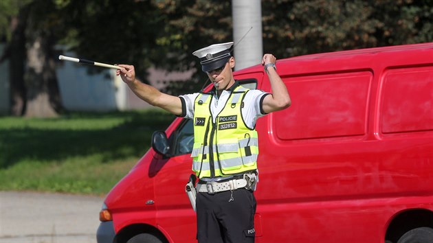 Dopravn policist dili pi souti dopravu u vstavit, na nejrunj kiovatce v eskch Budjovicch.
