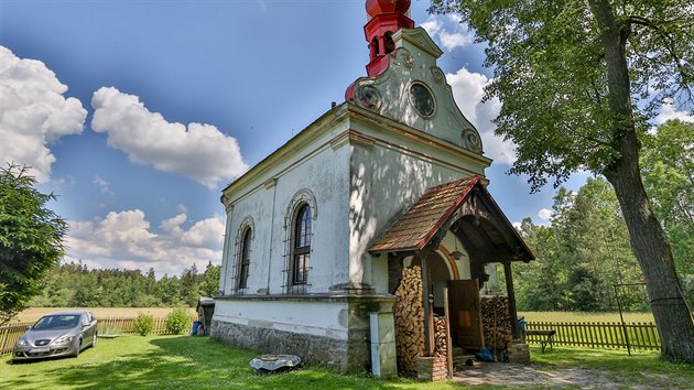 Karel Klabouch jezd do Jikova dol na eskobudjovicku s partnerkou Alenou Karlkovou. Ta koupila bval zdevastovan kostelk od Les R v roce 1968.