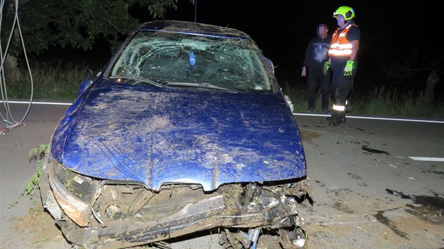 Osmnctilet mladk s minimlnmi idiskmi zkuenostmi nezvldl prjezd zatkou a pevrtil auto na stechu do potoka. Alkohol ped jzdou nepil.