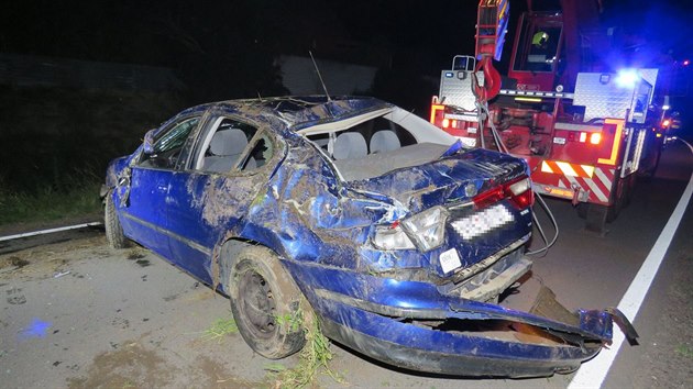 Osmnctilet mladk s minimlnmi idiskmi zkuenostmi nezvldl prjezd zatkou a pevrtil auto na stechu do potoka. Alkohol ped jzdou nepil.