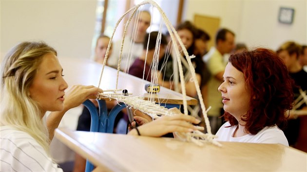 Studenti Stedn prmyslov koly stavebn v Kudelov ulici v Brn soutili ve stavb most ze pejl. Jejich nosnost testovali pomoc barelu s vodou.