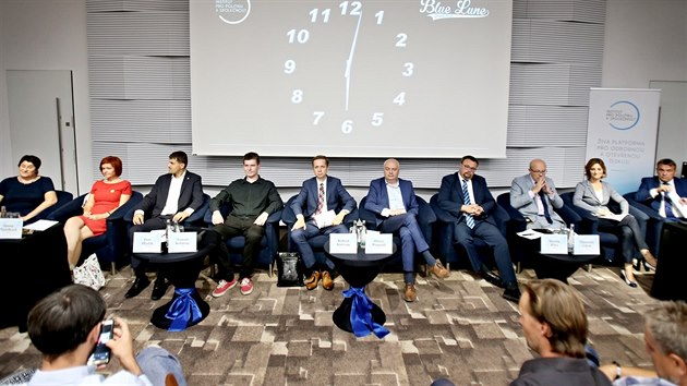 V prvn pedvolebn debat v hotelu International se stetli ldi devti stvajcch stran brnnskho zastupitelstva doplnn o fa hnut Brno+. Na snmku zleva Barbora Antonov (t Brno), Jasna Flamikov (Zelen), Petr Hladk (KDU-SL), Tom Koln (Pirti), Robert Kotzian (Brno+), Oliver Pospil (SSD), Martin ha (KSM), Vlastimil Vlek (TOP 09), Markta Vakov (ODS) a Petr Vokl (ANO).