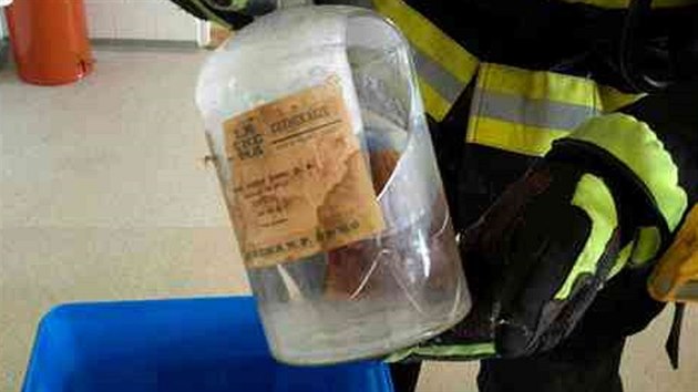 Hasii evakuovali jedno patro zkladn koly v Modicch pot, co pi likvidaci starch chemikli unikla z rozbit lahve pavkov voda.