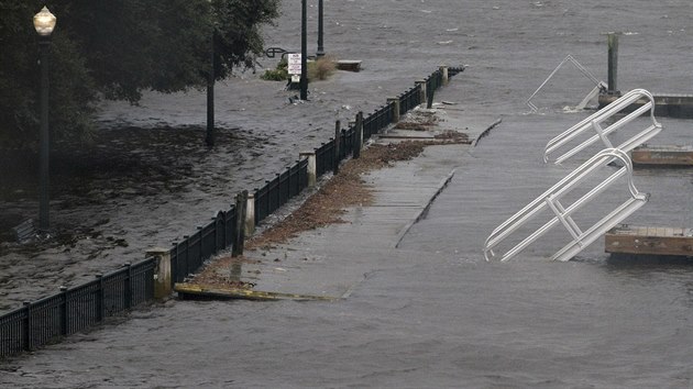 Na pobe Severn a Jin Karolny jsou kvli huriknu Florence zatopen silnice, eky vylit z beh a vpadky proudu.