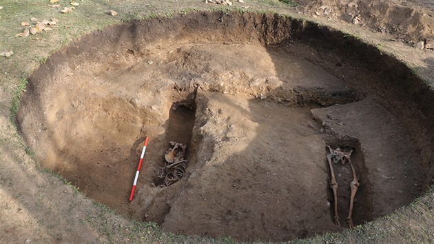 Nhodn nlez hrob za hradbami Tbora. Vlevo spolen hrob dvky a chlapce, vpravo hrob mue ve vku do 25 let.