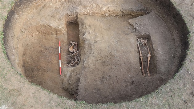Nhodn nlez hrob za hradbami Tbora. Vlevo spolen hrob dvky a chlapce, vpravo hrob mue ve vku do 25 let.