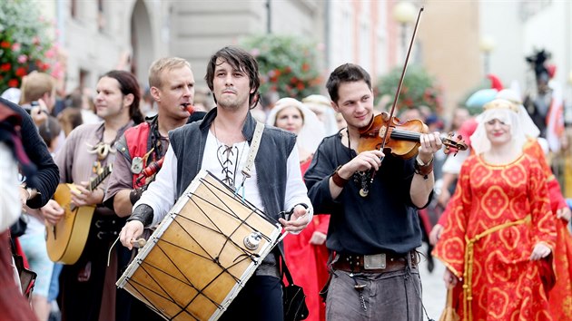 Krále doprovázela početná družina.