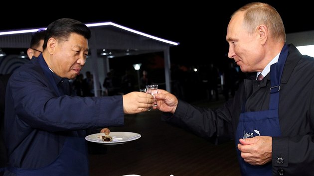 Prezidenti Ruska a ny Vladimir Putin a Si in-pching si bhem jednn Vchodnho ekonomickho fra v ruskm Vladivostoku spolen pipili vodkou. (11. z 2018)