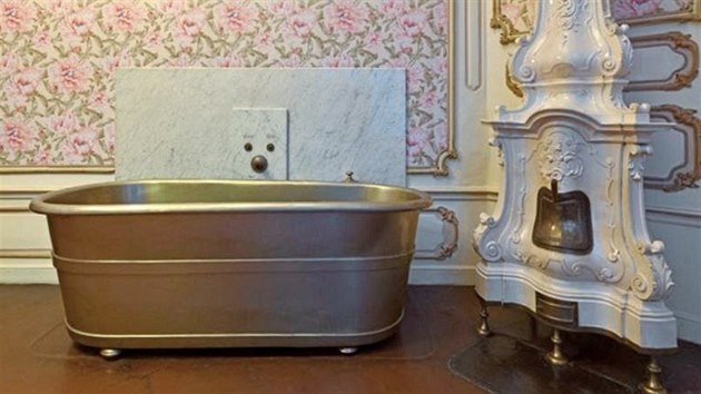 Dve v t mal mstnosti v Hofburgu bval sklad, od roku 1876 zaala slouit csaovn Sisi jako koupelna. Vana z pozinkovan mdi i linoleum na podlaze jsou pvodn.