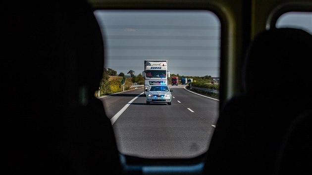 Policejn kontroly nejen kamion na dlnici D11 u Hradce Krlov (19.9.2018).