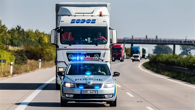 Policejn kontroly nejen kamion na dlnici D11 u Hradce Krlov (19.9.2018).