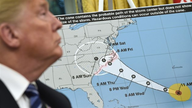 Prezident USA Donald Trump poslouch hlen k postupu huriknu Florence v Blm dom (11.09.2018)(AP Photo/Susan Walsh)