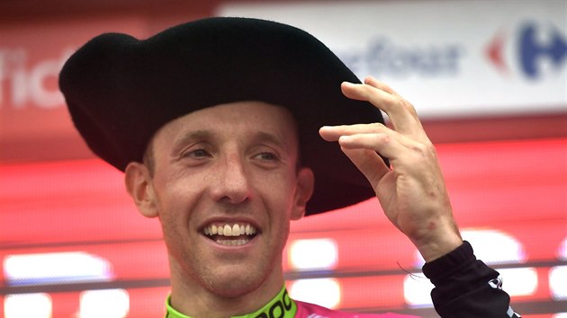 Kanadsk cyklista Michael Woods si po triumfu v 17. etap Vuelty vyzkouel tradin baskick klobouek.