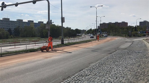 V Praze 11 vytekl z auta rostlinn olej. (10.9.2018)