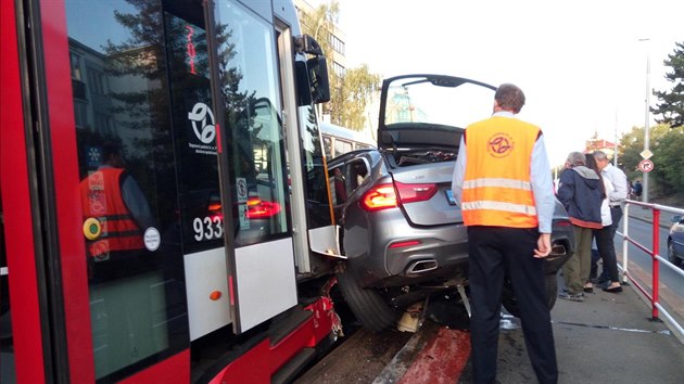 V Dubesk ulici vykolejila tramvaj po nrazu do auta. (18.9.2018)