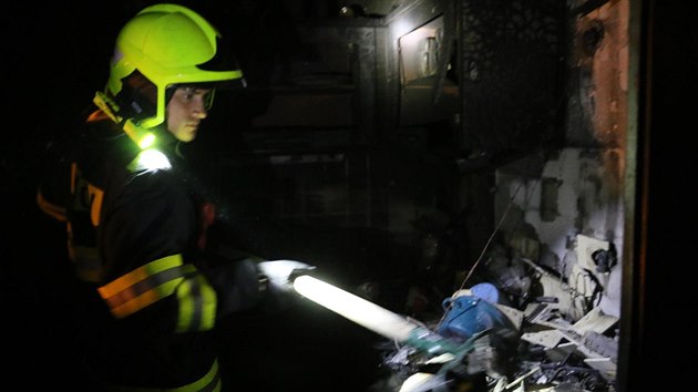 tyi jednotky hasi zasahovaly pi nonm poru v byt olomouckho domu. Kvli silnmu zakouen museli evakuovat zhruba ticet obyvatel.