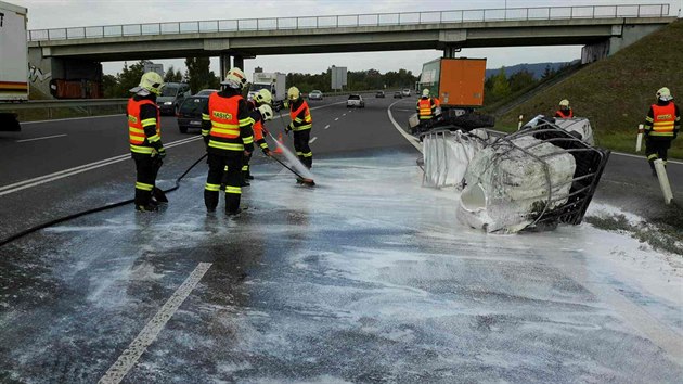 U njezdu na dlnici D47 pobl Lipnku nad Bevou spadlo z nkladnho vozu nkolik barel s lepidlem, kter pot vyteklo na silnici.