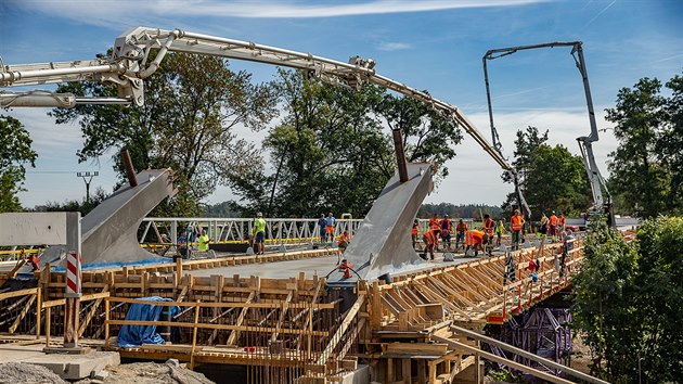Stavbai betonovali mostovku na novm pemostn Orlice ve Svinarech (11.9.2018).