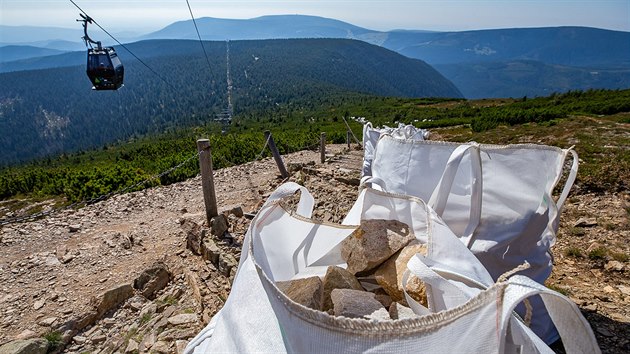 Vrtulnk dopravuje na Snku materil na opravu turistickho chodnku z Rov hory (18. 9. 2018).